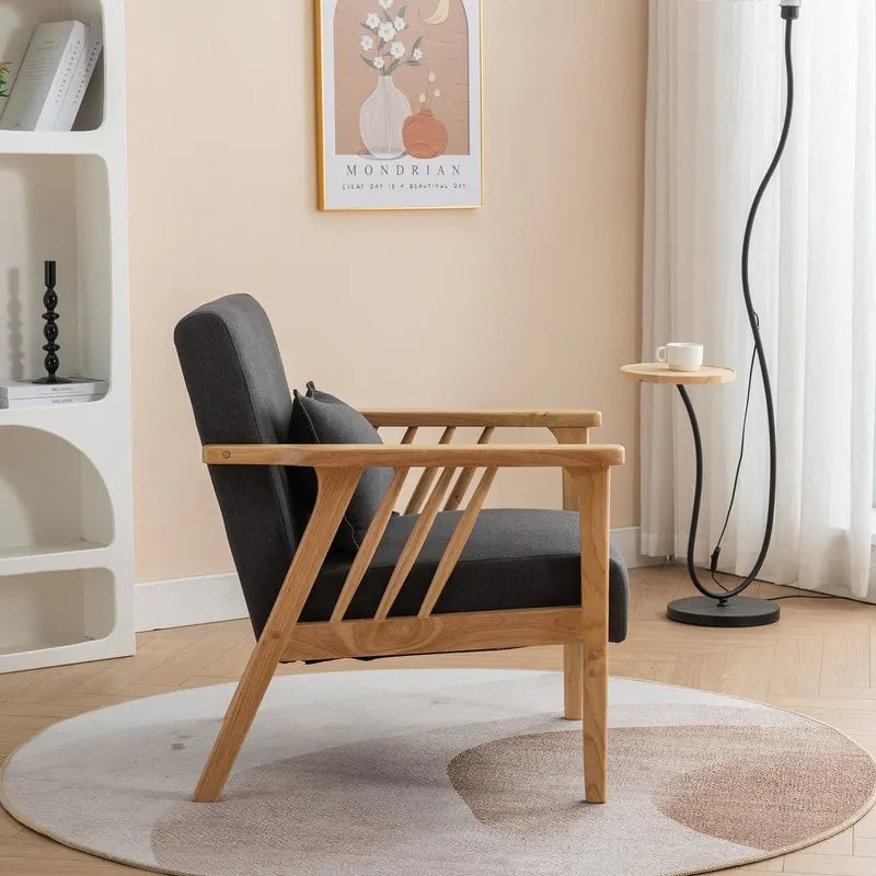 Akzent-Sessel im Mid-Century-Stil aus massivem Holz mit Bouclé-Polsterung und Kissen