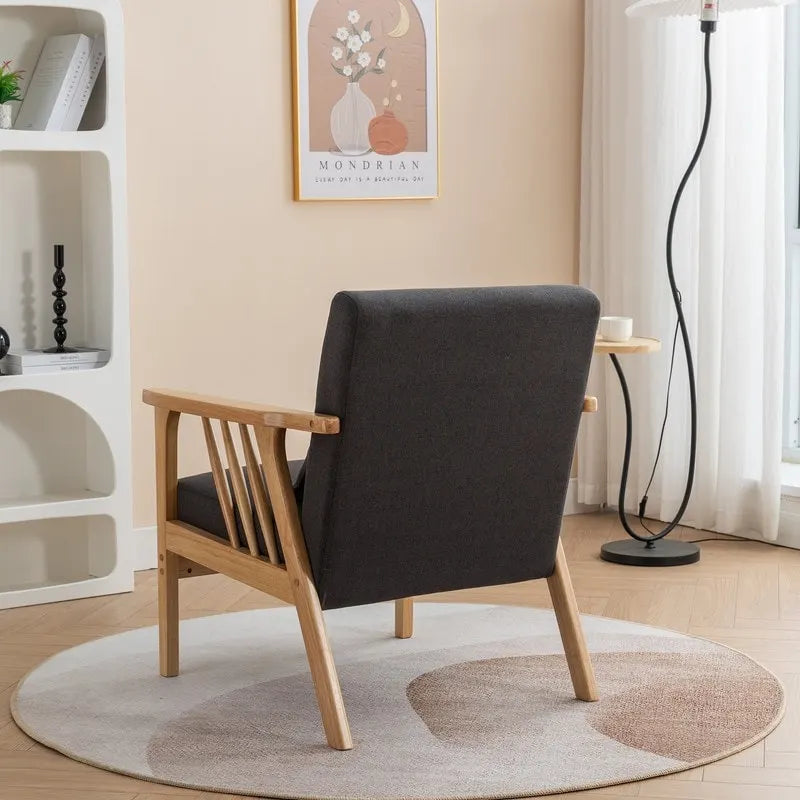 Akzent-Sessel im Mid-Century-Stil aus massivem Holz mit Bouclé-Polsterung und Kissen