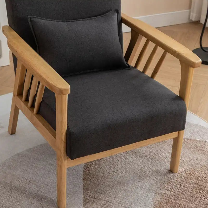 Akzent-Sessel im Mid-Century-Stil aus massivem Holz mit Bouclé-Polsterung und Kissen