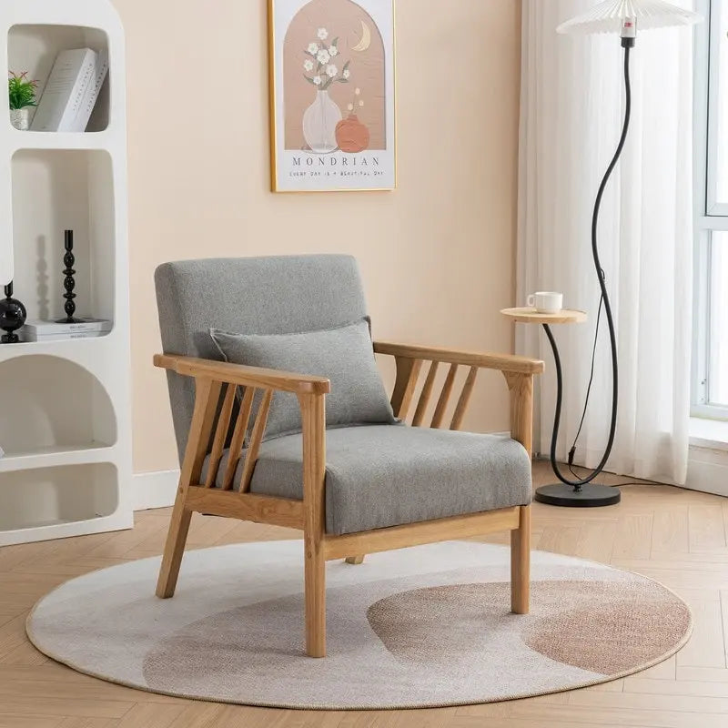 Akzent-Sessel im Mid-Century-Stil aus massivem Holz mit Bouclé-Polsterung und Kissen