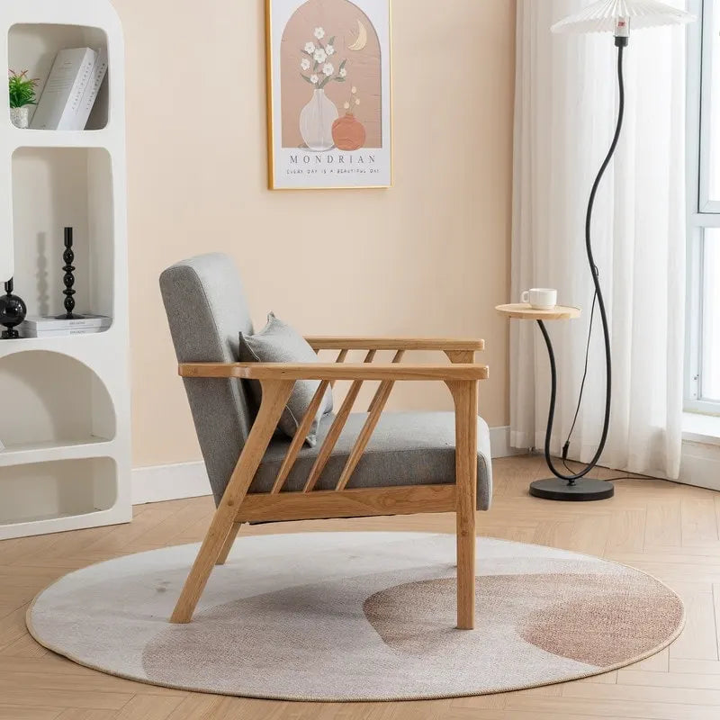 Akzent-Sessel im Mid-Century-Stil aus massivem Holz mit Bouclé-Polsterung und Kissen