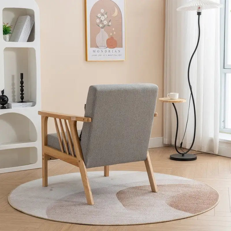 Akzent-Sessel im Mid-Century-Stil aus massivem Holz mit Bouclé-Polsterung und Kissen