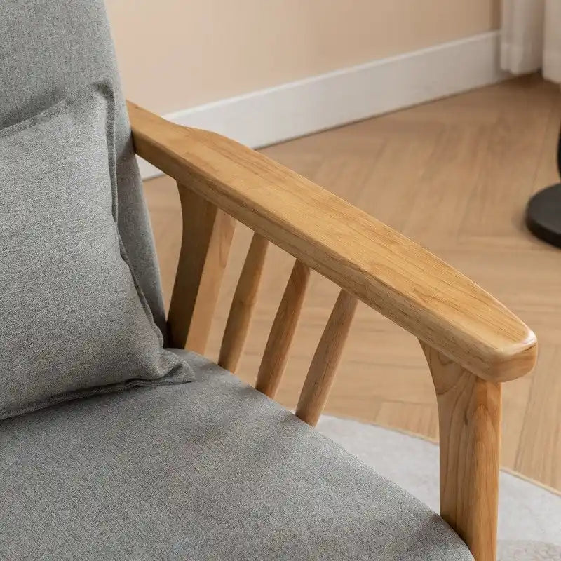 Akzent-Sessel im Mid-Century-Stil aus massivem Holz mit Bouclé-Polsterung und Kissen