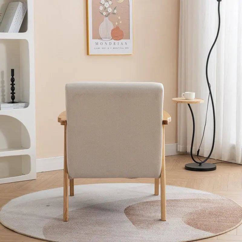 Akzent-Sessel im Mid-Century-Stil aus massivem Holz mit Bouclé-Polsterung und Kissen
