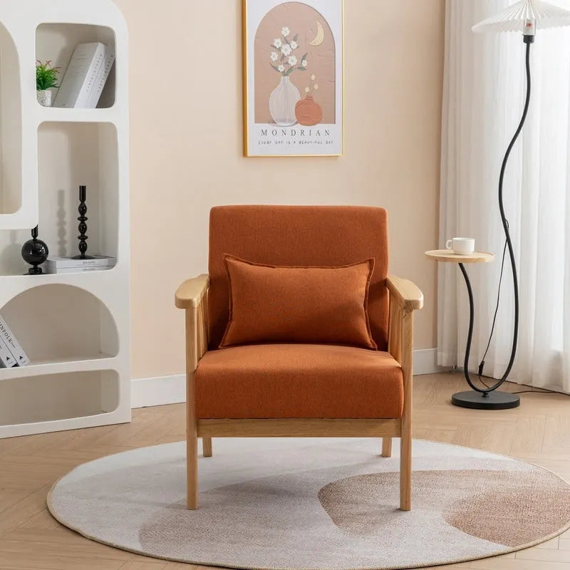 Akzent-Sessel im Mid-Century-Stil aus massivem Holz mit Bouclé-Polsterung und Kissen