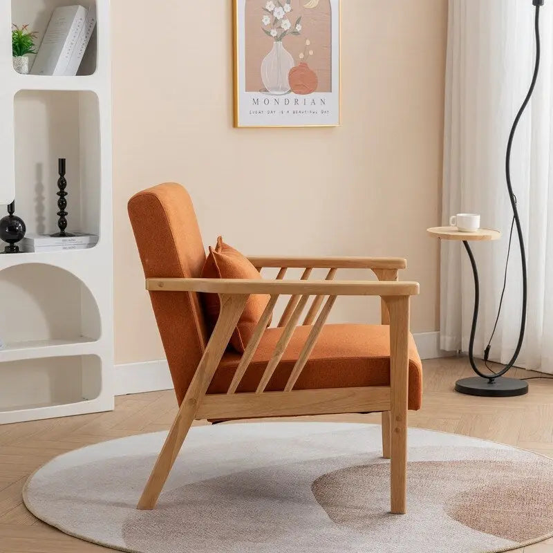 Akzent-Sessel im Mid-Century-Stil aus massivem Holz mit Bouclé-Polsterung und Kissen