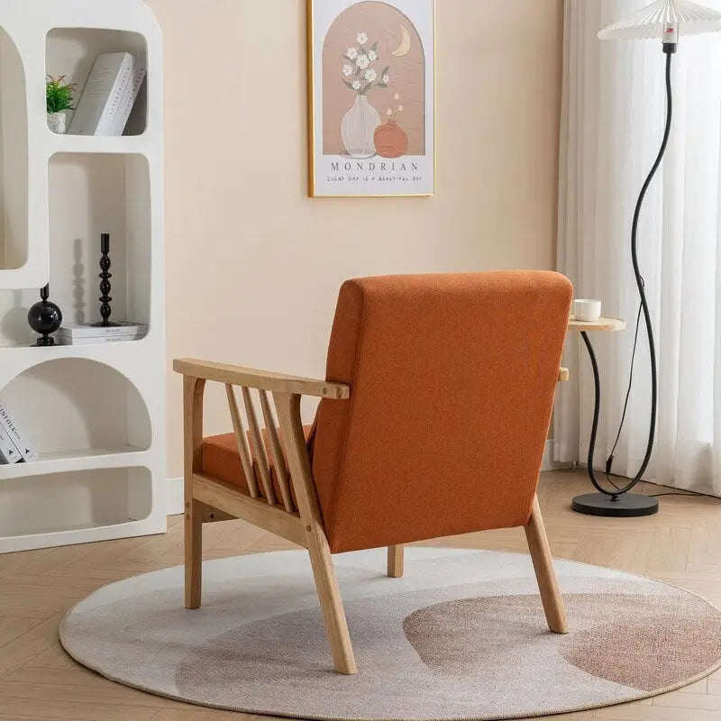 Akzent-Sessel im Mid-Century-Stil aus massivem Holz mit Bouclé-Polsterung und Kissen