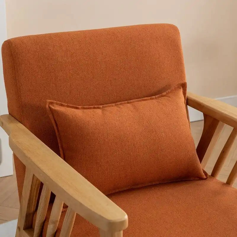 Akzent-Sessel im Mid-Century-Stil aus massivem Holz mit Bouclé-Polsterung und Kissen