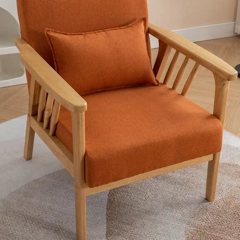 Akzent-Sessel im Mid-Century-Stil aus massivem Holz mit Bouclé-Polsterung und Kissen