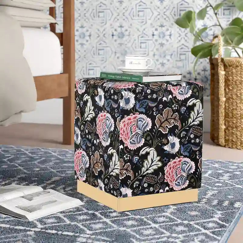 Quadratischer Samt-Hocker mit goldbeschichtetem Sockel