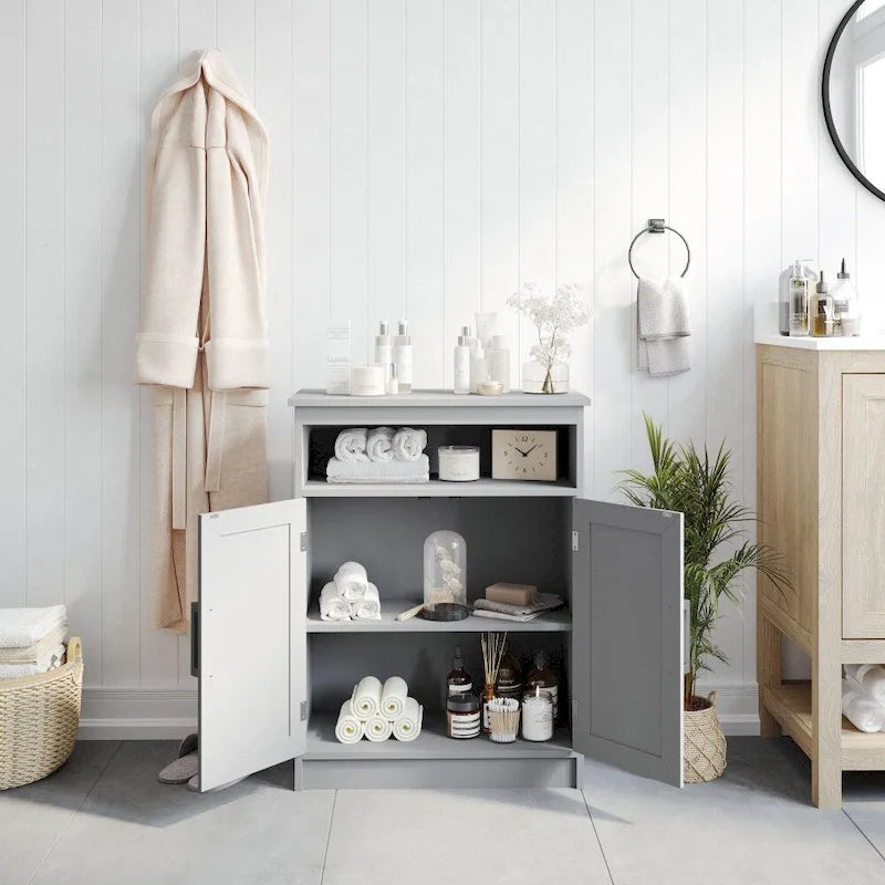 Moderner Badezimmerschrank mit magnetisch schließenden Türen und Einlegeböden