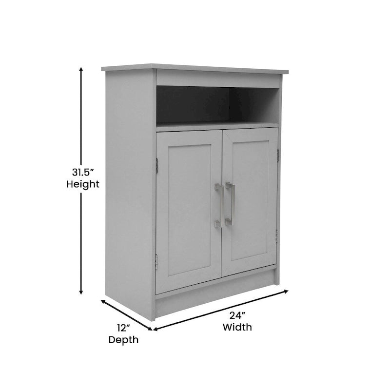 Moderner Badezimmerschrank mit magnetisch schließenden Türen und Einlegeböden