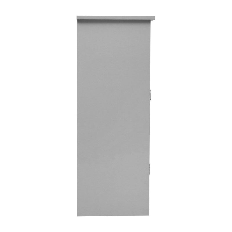 Moderner Badezimmerschrank mit magnetisch schließenden Türen und Einlegeböden