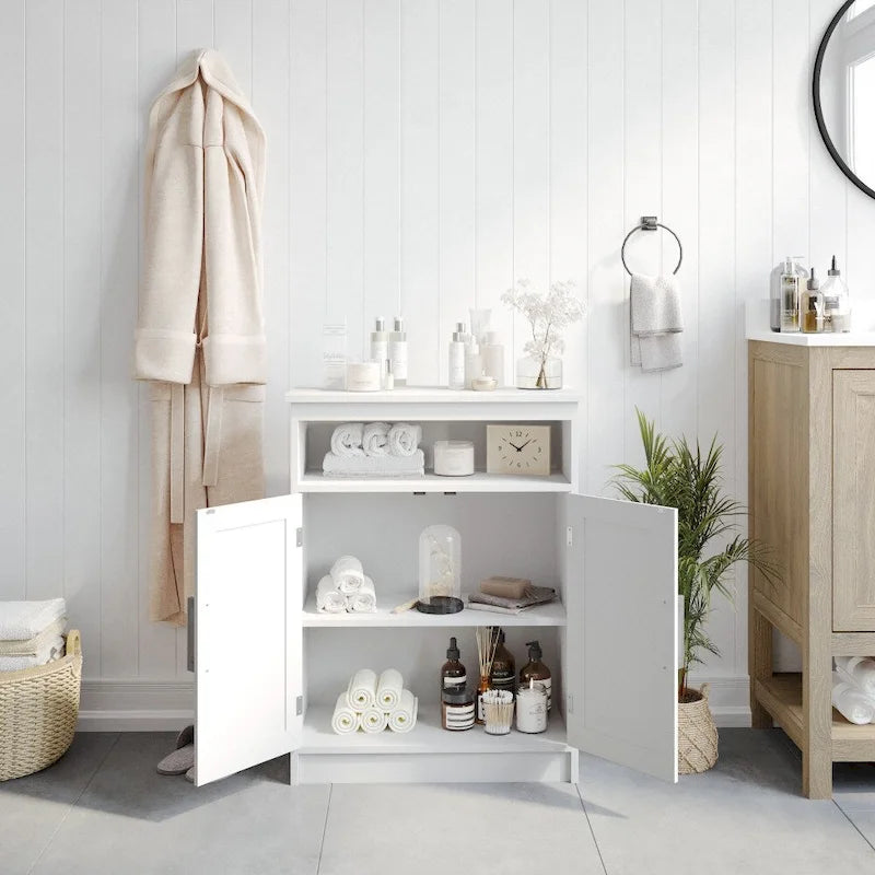 Moderner Badezimmerschrank mit magnetisch schließenden Türen und Einlegeböden