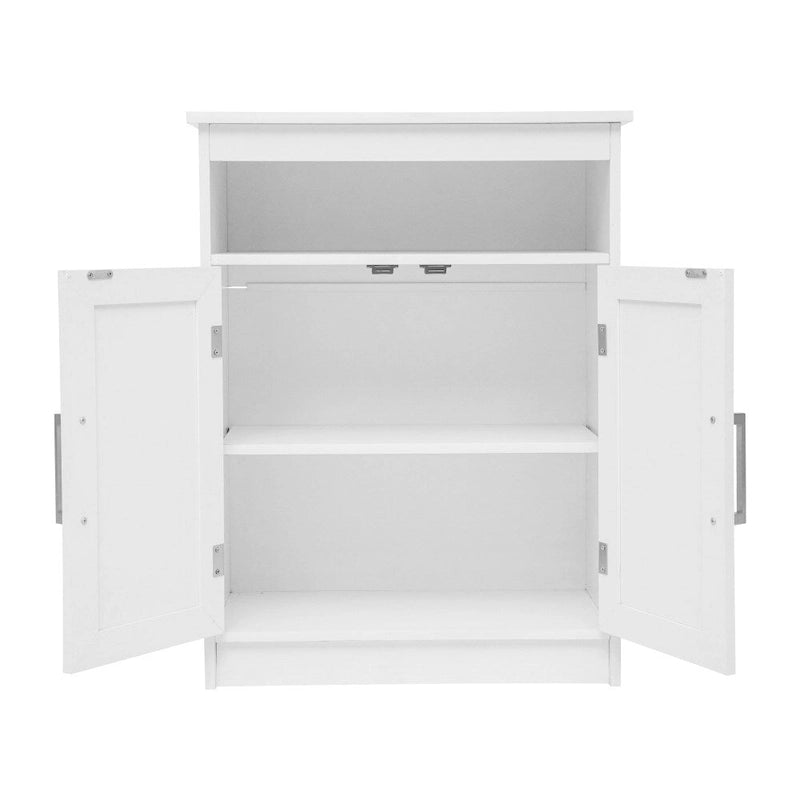 Moderner Badezimmerschrank mit magnetisch schließenden Türen und Einlegeböden