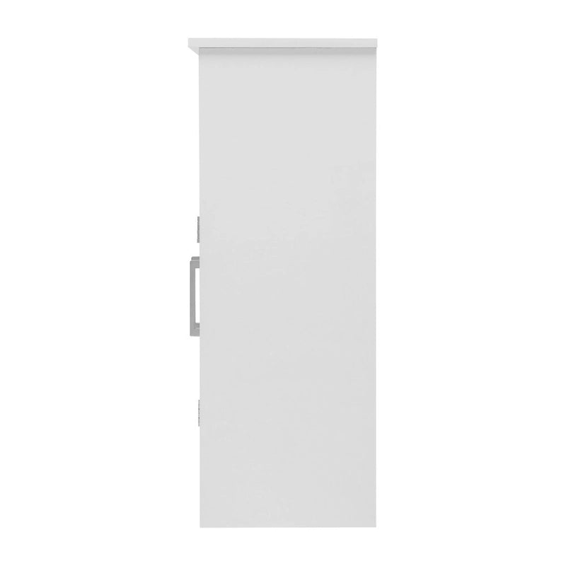 Moderner Badezimmerschrank mit magnetisch schließenden Türen und Einlegeböden